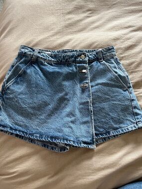 Zara denim shorts w wrap-skort
Size medium